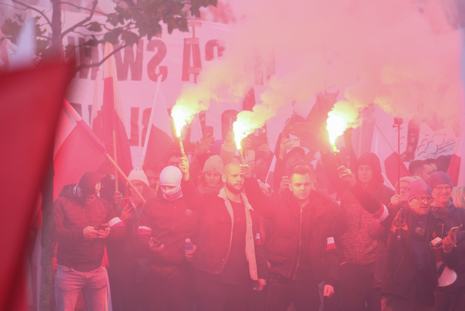 Uczestnicy Marszu Niepodległości odpalili race