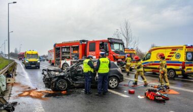 Autobus pełen pasażerów zderzył się z osobówką. Nadeszła tragiczna informacja