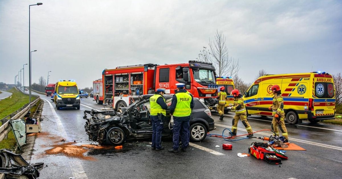 Autobus pełen pasażerów zderzył się z osobówką. Nadeszła tragiczna informacja
