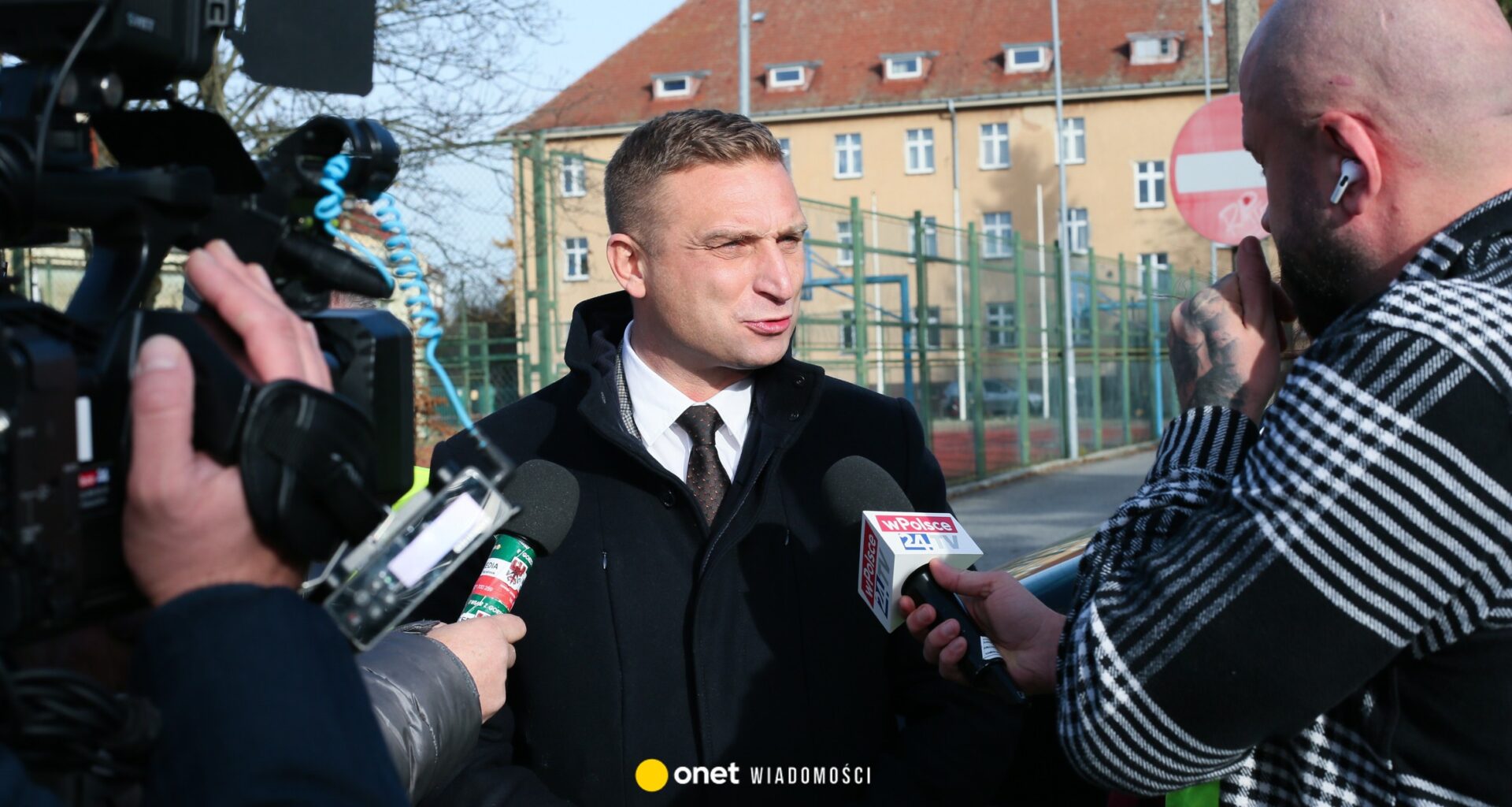 Robert Bąkiewicz pojawił się na granicy. Złamał zakaz? Sprawa trafi do prokuratury