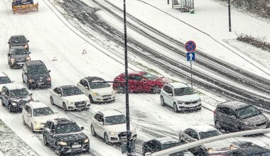 Fatalne warunki na drogach. Stłuczka w śniegu na Ursynowie