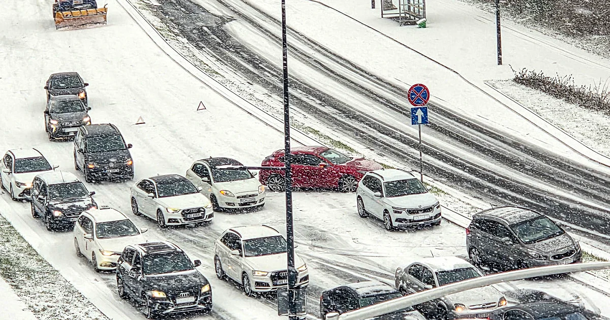 Fatalne warunki na drogach. Stłuczka w śniegu na Ursynowie