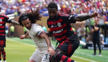 Dwóch piłkarzy walczących o piłkę na boisku