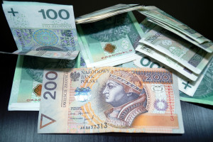 Płaca minimalna idzie w górę. Wraz z nią koszty pracy, odprawy, dodatki czy postojowe