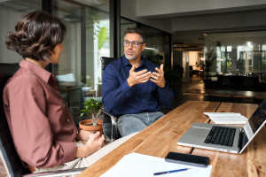 Drobna różnica w słowach, ale ogromna w skutkach. Tak nie wolno rozmawiać z pracownikami