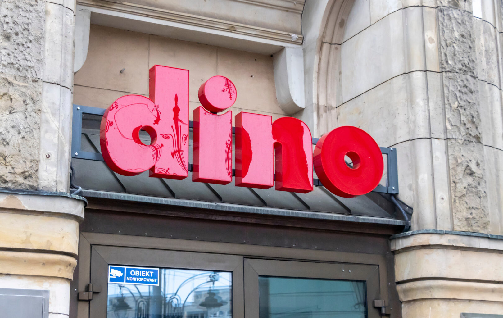 Tyle Dino płaci kasjerom. Ci z Biedronki i Lidla to przy nich krezusi