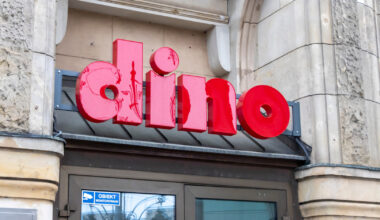 Tyle Dino płaci kasjerom. Ci z Biedronki i Lidla to przy nich krezusi