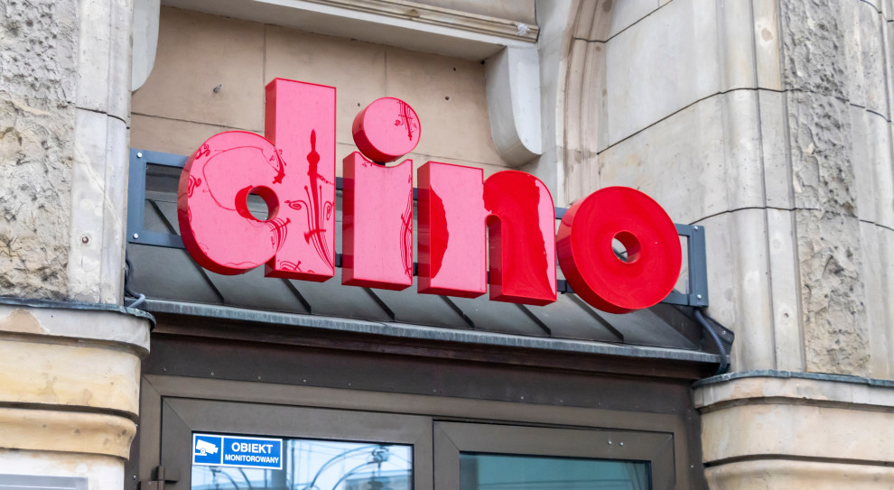 Tyle Dino płaci kasjerom. Ci z Biedronki i Lidla to przy nich krezusi