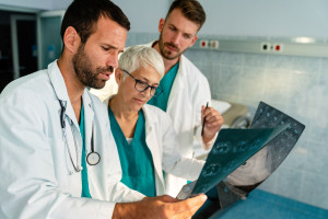 Onkologia na topie. Coraz więcej lekarzy chce leczyć nowotwory