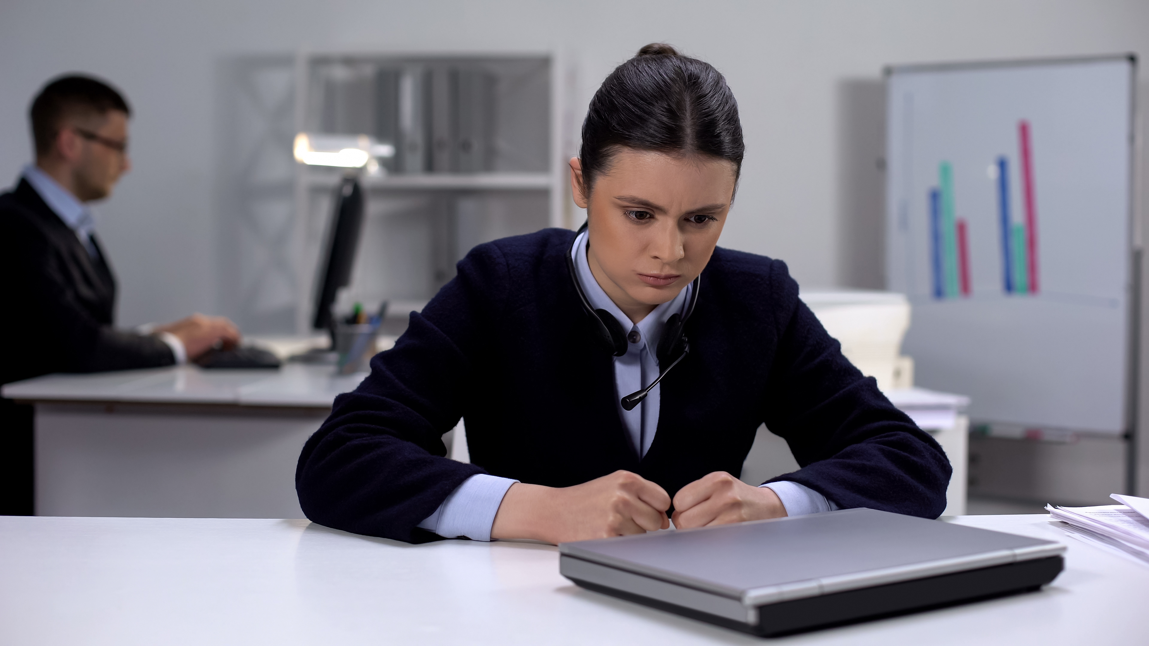 Ponad 1/3 pracowników czuje, że oszukuje wykonując swoje zadania z pomocą AI Fot: Motortion Films / Shutterstock