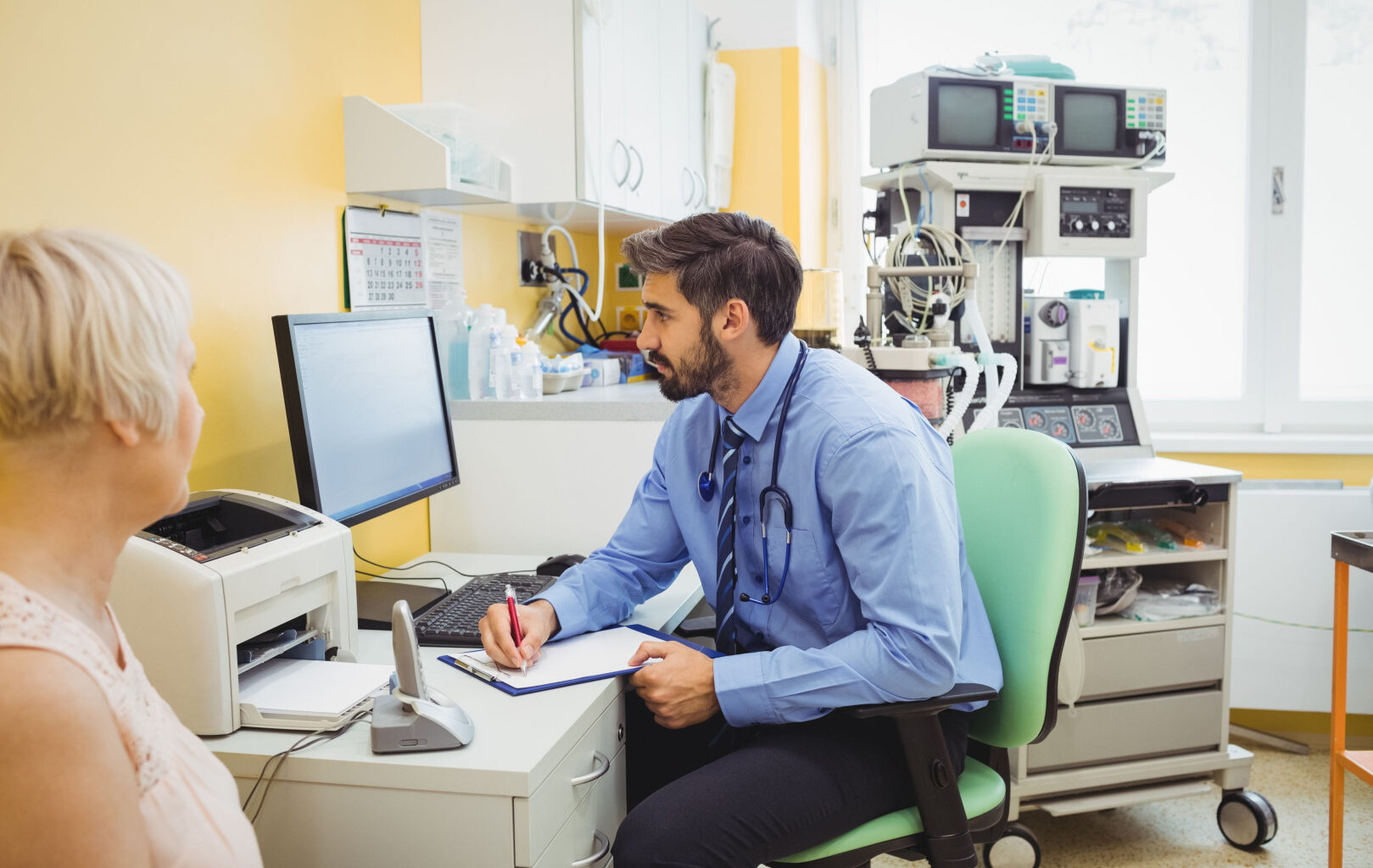 Polacy coraz częściej na zwolnieniach lekarskich. Dominuje jedna grupa pracowników