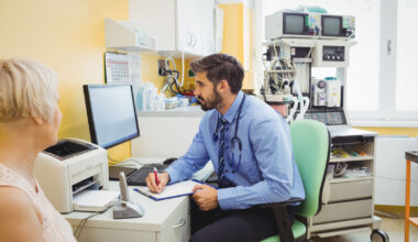 Polacy coraz częściej na zwolnieniach lekarskich. Dominuje jedna grupa pracowników