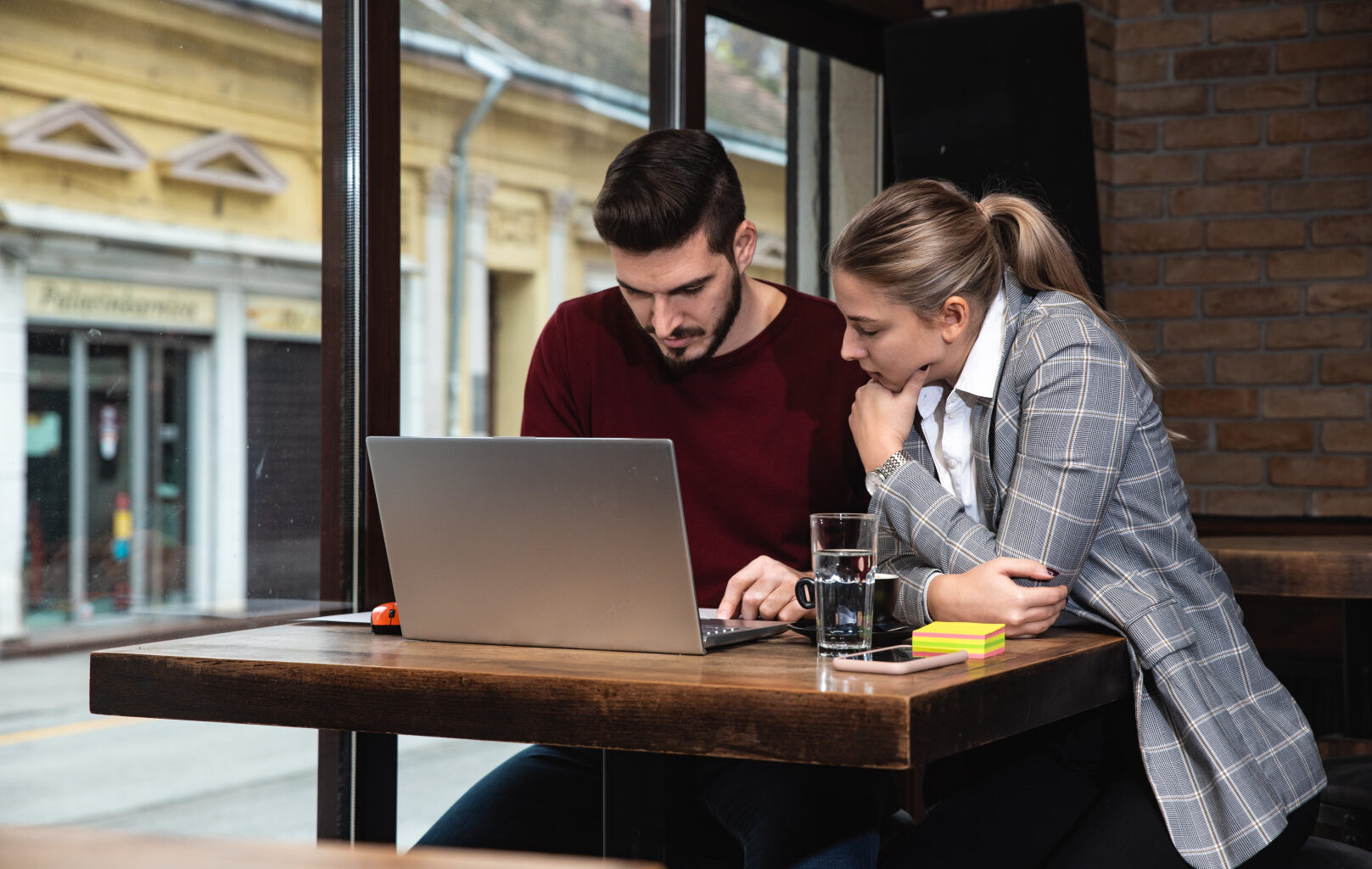 Zmiany w wynagrodzeniach i zwolnieniach lekarskich od 2026 roku. Rewolucja dla wszystkich pracowników