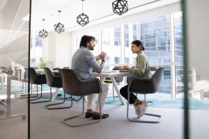 Dlaczego "przyjrzyjmy się temu razem" działa, a "zrobiłeś to źle" psuje wszystko?