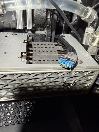 Sapphire Radeon RX 9070 XT Nitro+ - stopiony adapter zasilania