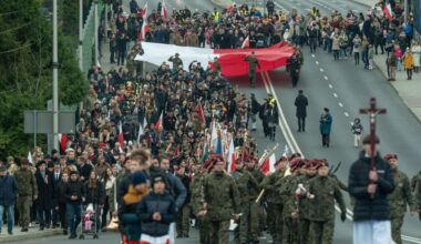 Z wielką biało-czerwoną flagą szli przez miasto. Wielu mieszkańców oddało hołd poległym