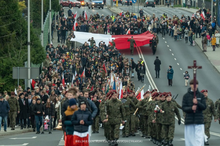 Z wielką biało-czerwoną flagą szli przez miasto. Wielu mieszkańców oddało hołd poległym
