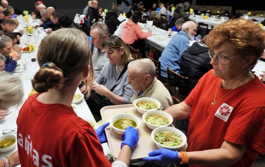 Światowy Dzień Ubogich w Bielsku-Białej. Do wspólnego posiłku zasiadło ponad 200 osób