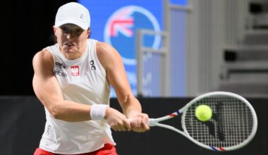 Tenisistka z Polski, Iga Świątek, podczas serwisu na korcie.