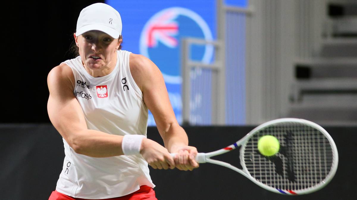 Tenisistka z Polski, Iga Świątek, podczas serwisu na korcie.