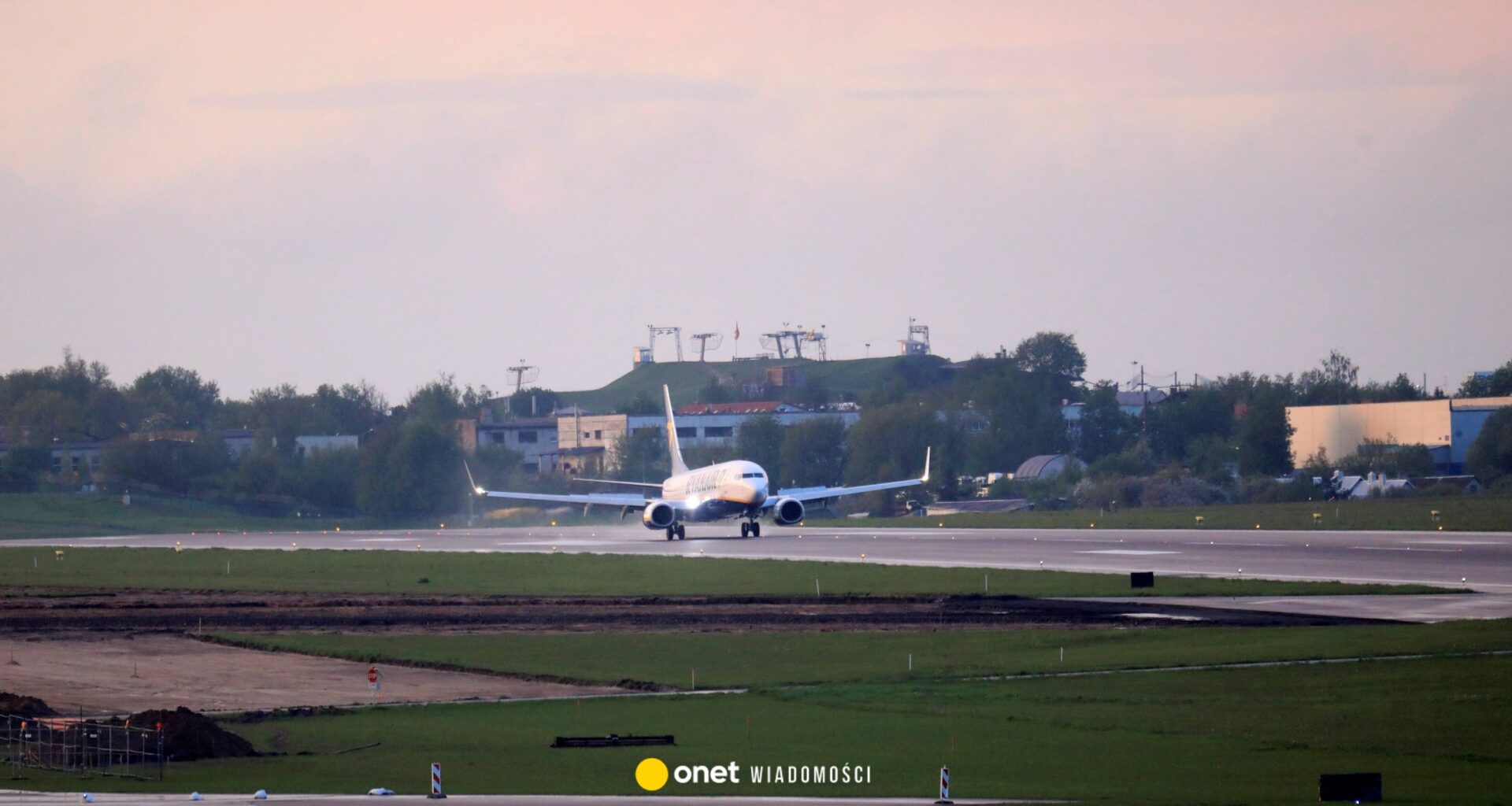 "Atak hybrydowy" ze strony Białorusi. Poważne problemy lotniska w Wilnie