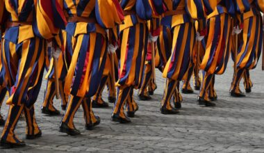 Fragmenty strojów Papieskiej Gwardii Szwajcarskiej podczas audiencji generalnej na Placu Świętego Piotra.