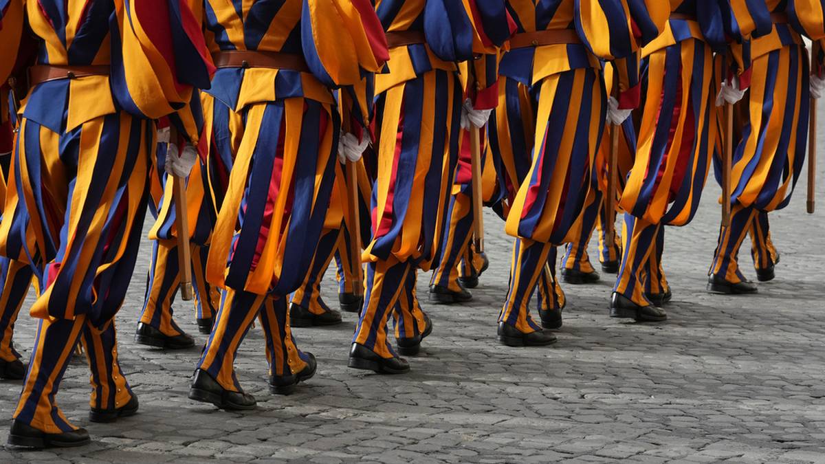 Fragmenty strojów Papieskiej Gwardii Szwajcarskiej podczas audiencji generalnej na Placu Świętego Piotra.