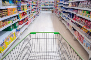 Warszawski supermarket otwarty w niehandlowe niedziele. Jak sklep omija zakaz?