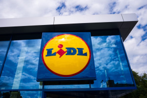 Lidl rośnie. Przejmuje 19 sklepów Auchan i 8 stacji paliw
