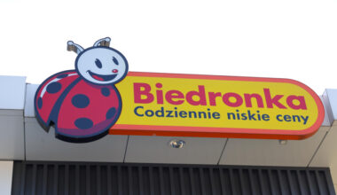 Biedronka tnie ceny o połowę i jeszcze rozdaje gratisy. Tłumy w sklepach od 3 listopada