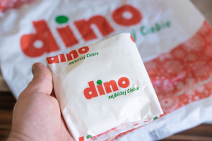 Dino robi to po swojemu. Klienci przecierają oczy, patrząc na etykiety