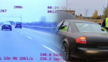 Czarny samochód osobowy na drodze z danymi telemetrycznymi wskazującymi na pomiar prędkości podczas policyjnego pościgu.