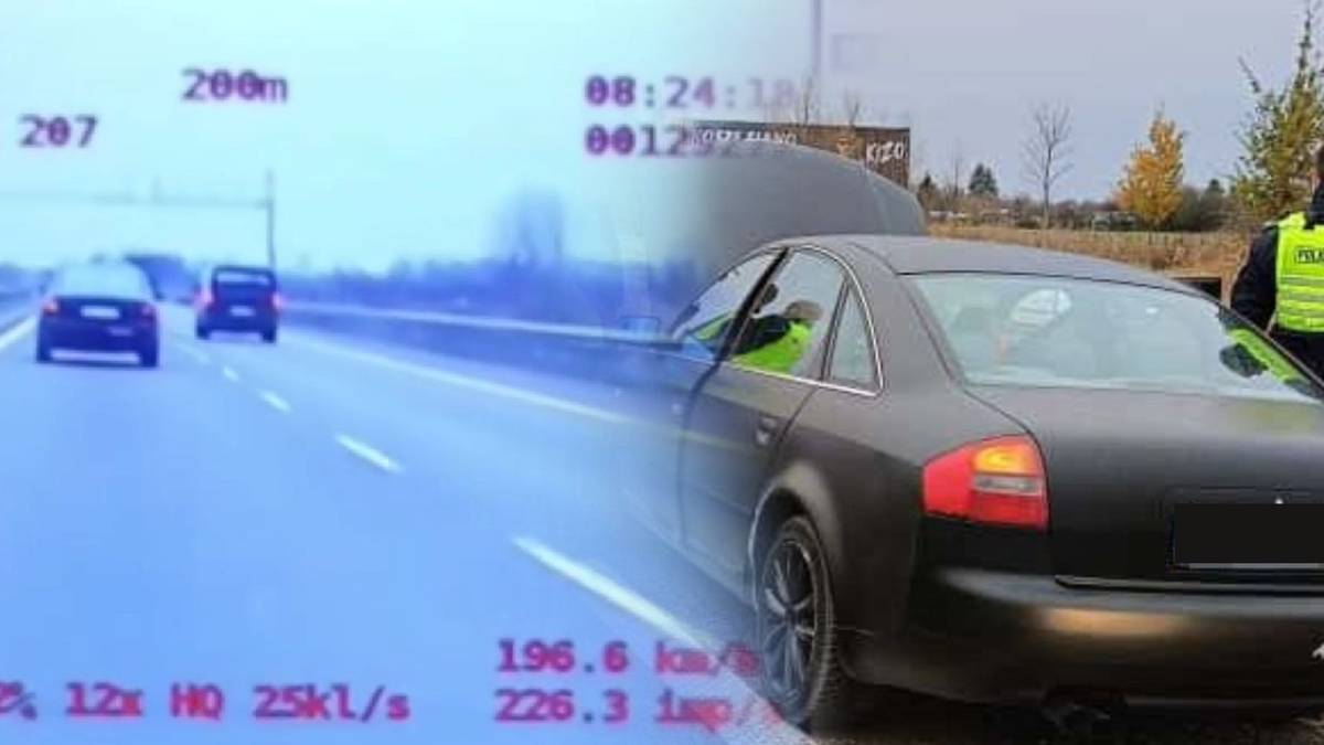 Czarny samochód osobowy na drodze z danymi telemetrycznymi wskazującymi na pomiar prędkości podczas policyjnego pościgu.
