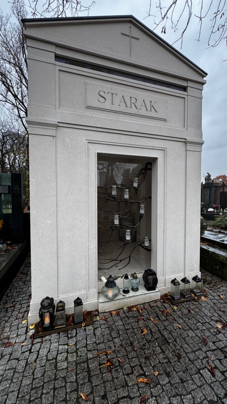 Grób Piotra Woźniaka-Staraka na warszawskich Starych Powązkach