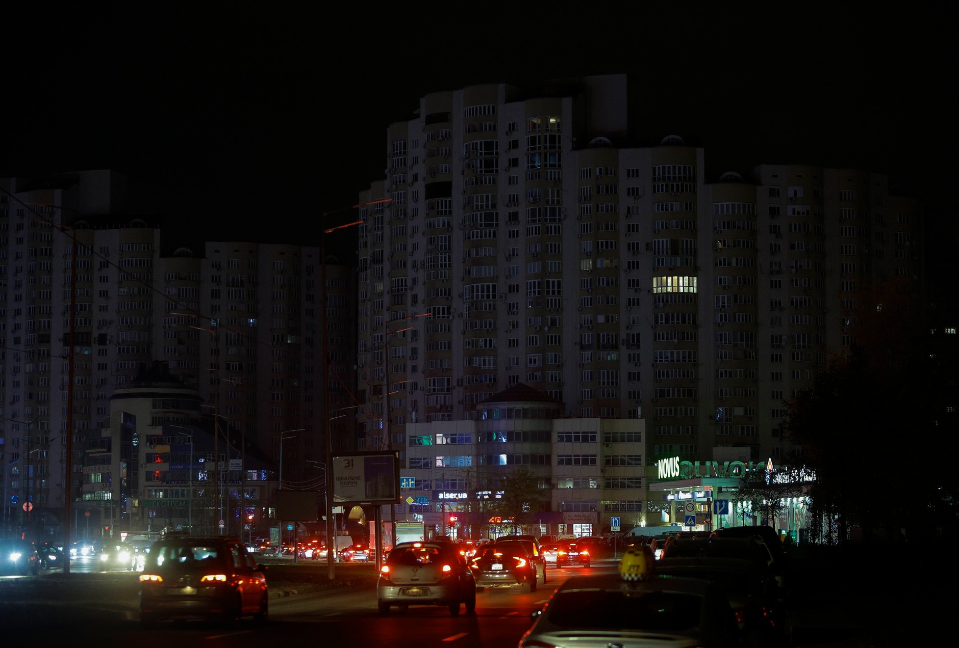 Blackout w Kijowie podczas planowanej przerwy w dostawie prądu wynikającej z uszkodzeń infrastruktury energetycznej spowodowanej rosyjskimi atakami, Ukraina, 18 listopada 2024 r.,