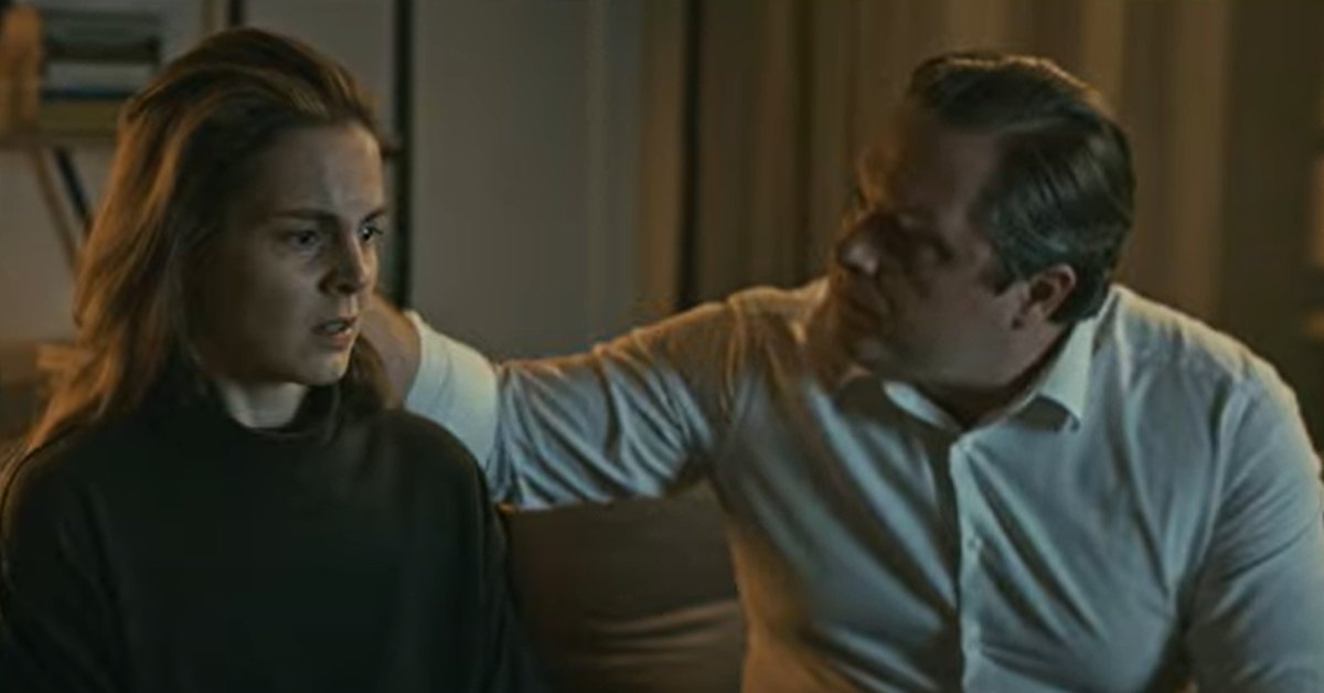 W filmie "Dom dobry" policjantka chowa kciuk i zaciska pięść. To międzynarodowy znak, który każdy powinien znać - Onet