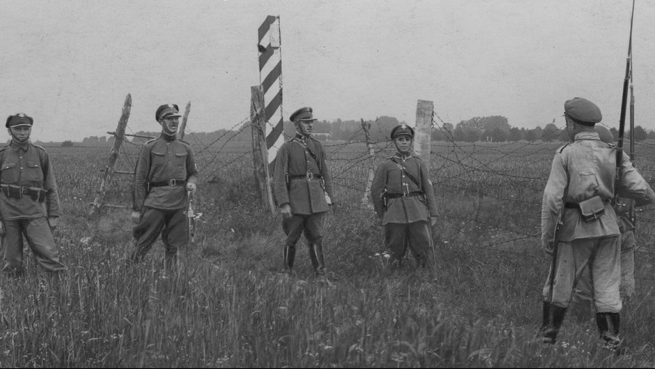 Żołnierze KOP w trakcie spotkania z patrolem sowieckim na granicy Polski i ZSRR