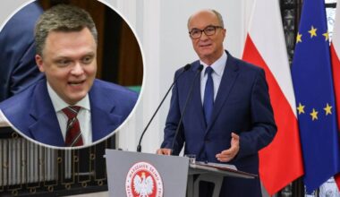 Włodzimierz Czarzasty, Marszałek Sejmu, przemawia przy mównicy. W lewym górnym rogu zdjęcie Szymona Hołowni.