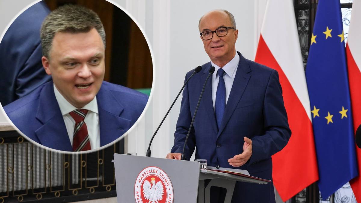 Włodzimierz Czarzasty, Marszałek Sejmu, przemawia przy mównicy. W lewym górnym rogu zdjęcie Szymona Hołowni.