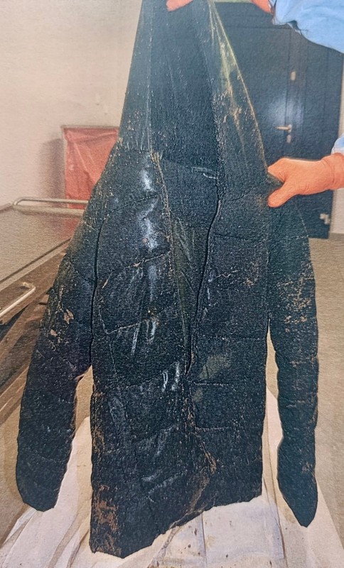 Kobieta miała na sobie puchową kurtkę w kolorze granatowym