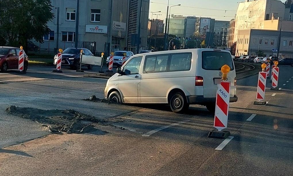 samochód dostawczy utknął w świeżo wylanym betonie. "Chciał przejechać na skróty"?