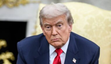 Donald Trump w garniturze i czerwonym krawacie.