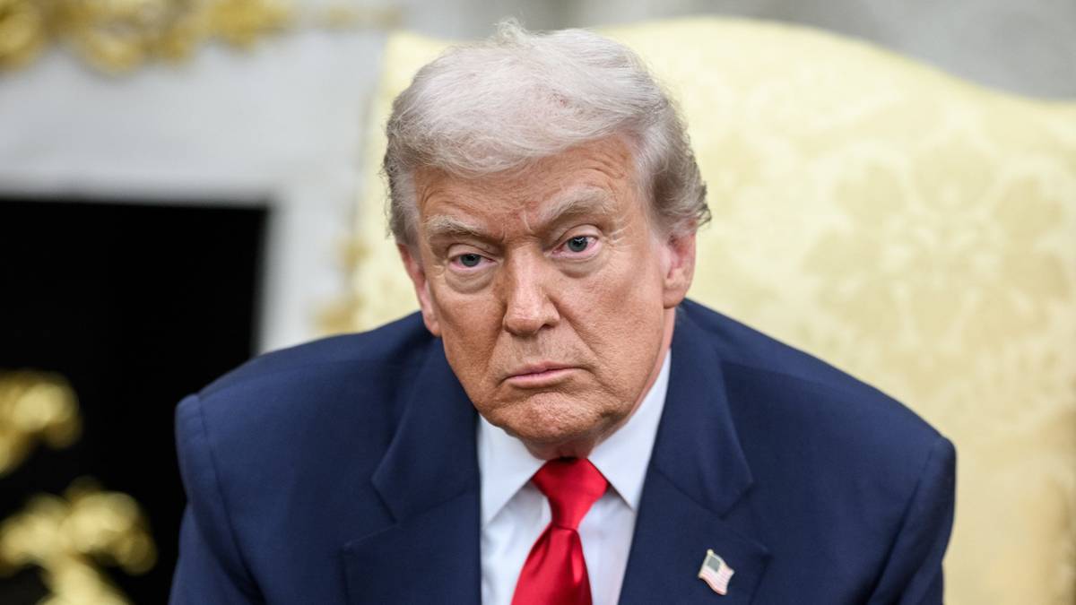 Donald Trump w garniturze i czerwonym krawacie.