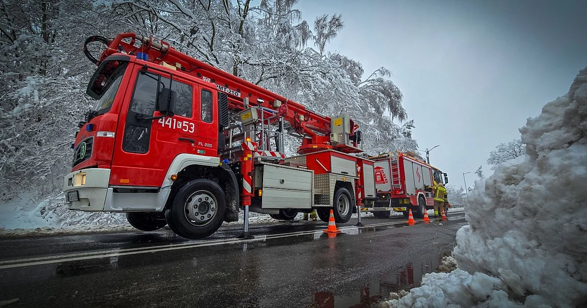 Gorlice. Dziesiątki interwencji. Strażacy walczą ze skutkami śnieżyc [FOTO/WIDEO]