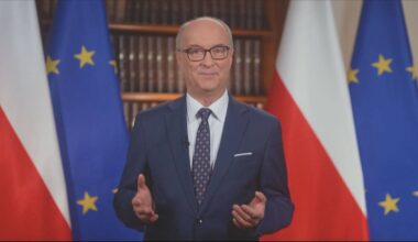 Włodzimierz Czarzasty, nowy marszałek Sejmu, przemawia przed polską i unijną flagą.