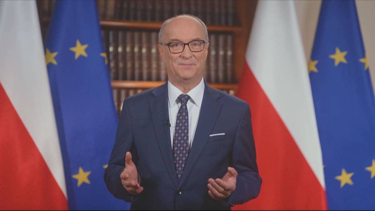 Włodzimierz Czarzasty, nowy marszałek Sejmu, przemawia przed polską i unijną flagą.