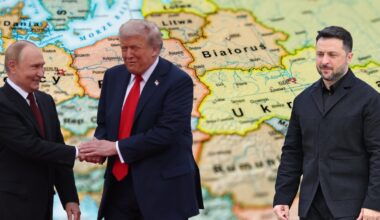 Prezydent Rosji Władimir Putin (po lewej), prezydent Stanów Zjednoczonych Donald Trump (drugi z lewej) w Anchorage na Alasce, 15 sierpnia 2025 r. Po prawej przywódca Ukrainy Wołodymyr Zełensk Paryżu, 17 listopada 2025 r.