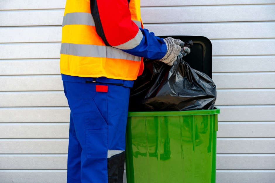 Od stycznia 2026 r. odbiory śmieci w gminie Śrem będą rzadsze i wprowadzona zostanie kontrola worków Wchodzą kontrole worków ze śmieciami. Albo w połowie pełne, albo zwrot