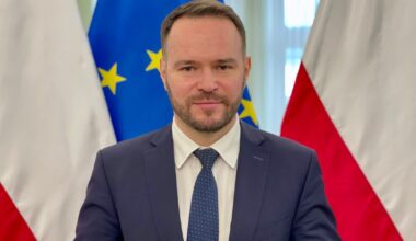 Wraca sprawa zdjęcia krzyża ze ściany urzędu. Sąd wydał wyrok w sprawie wojewody - Onet