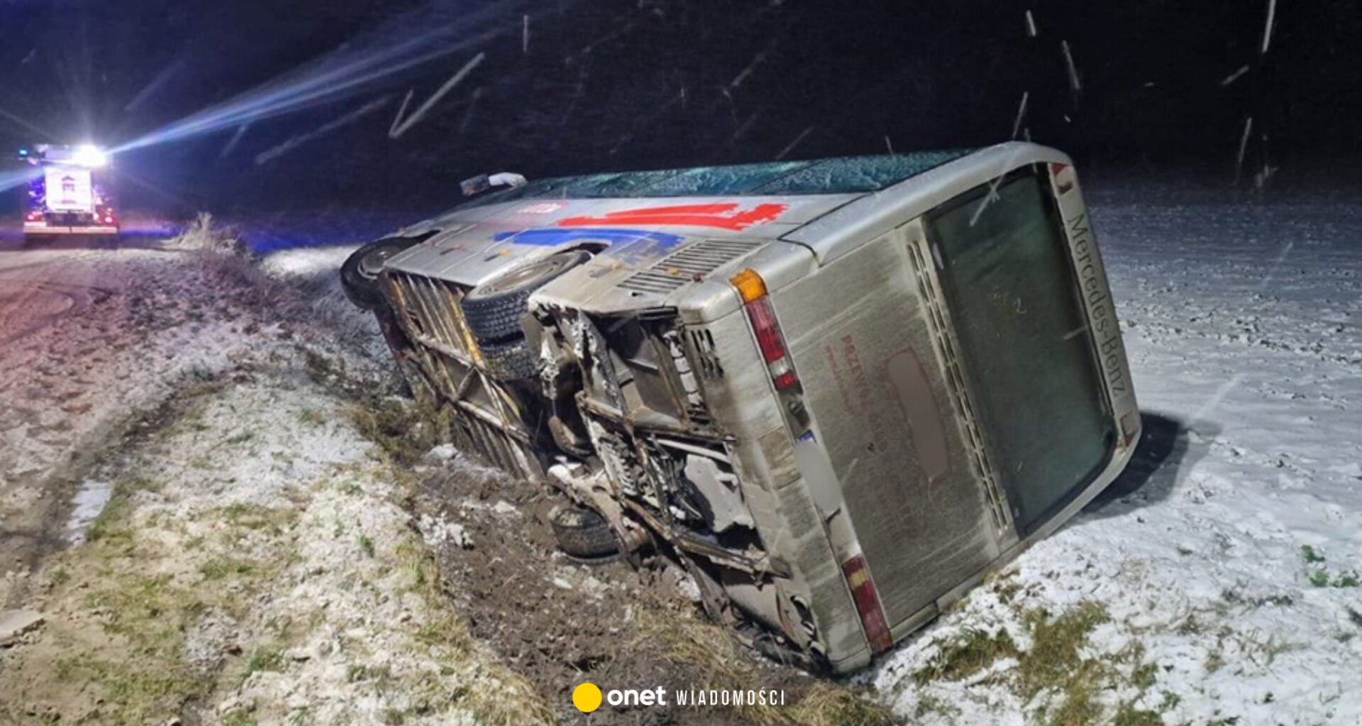 Groźny wypadek na Pomorzu. Autobus z pasażerami wpadł do rowu - Onet Wiadomości